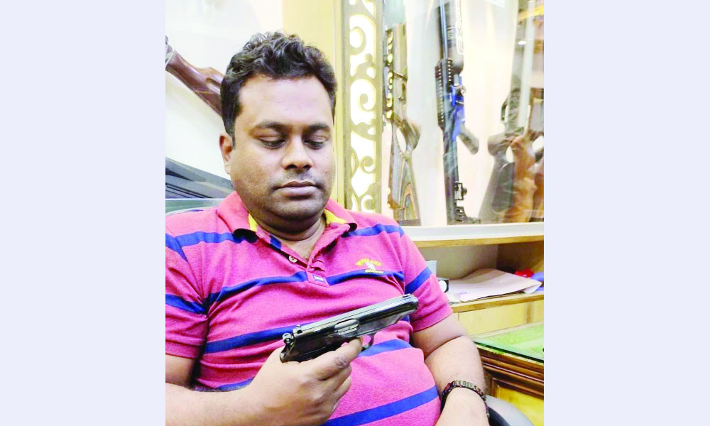 পিস্তল হাতে মৎস্যজীবী লীগ নেতার ছবি ভাইরাল