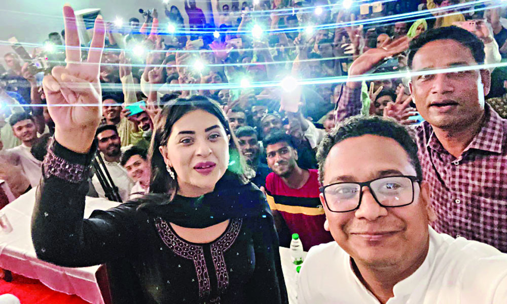 ছবি দেখতে কুষ্টিয়ায়