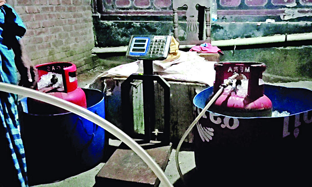 ১২ কেজির গ্যাস সিলিন্ডারে ৩ কেজিই বালু, পানি