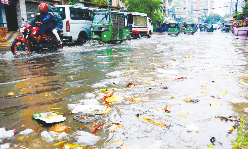 বৃষ্টিতে গরম কমেছে জলজটে ভোগান্তি