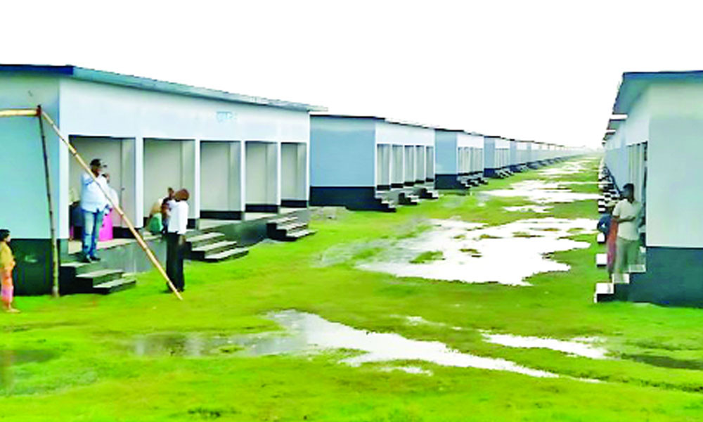 হাতিয়ায় ১৯২টি ব্যারাক হাউস হস্তান্তর করল নৌবাহিনী