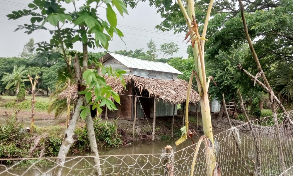 জোরপূর্বক ঘর তুলে জমি দখল, থানায় অভিযোগ