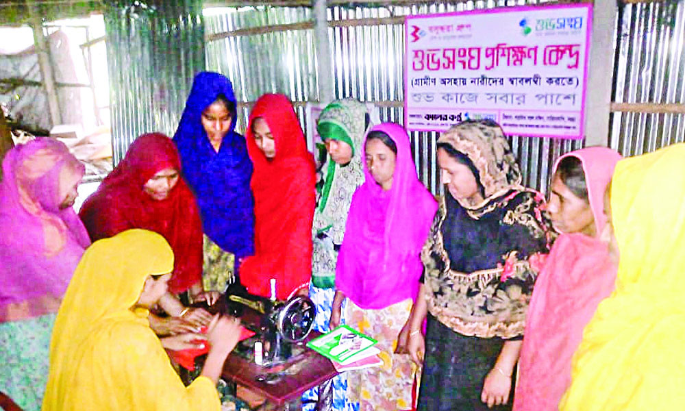 আত্মনির্ভরশীল হতে চান অসচ্ছল নারীরা