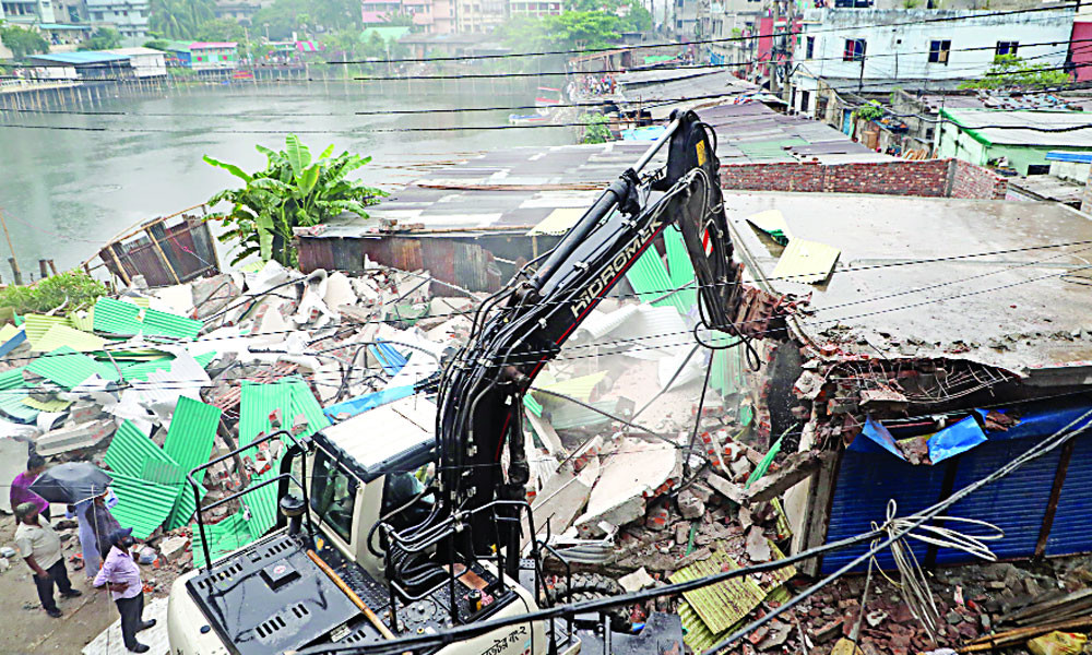 ডিআইটি পুকুরের অবৈধ স্থাপনা ভেঙে দিল রাজউক