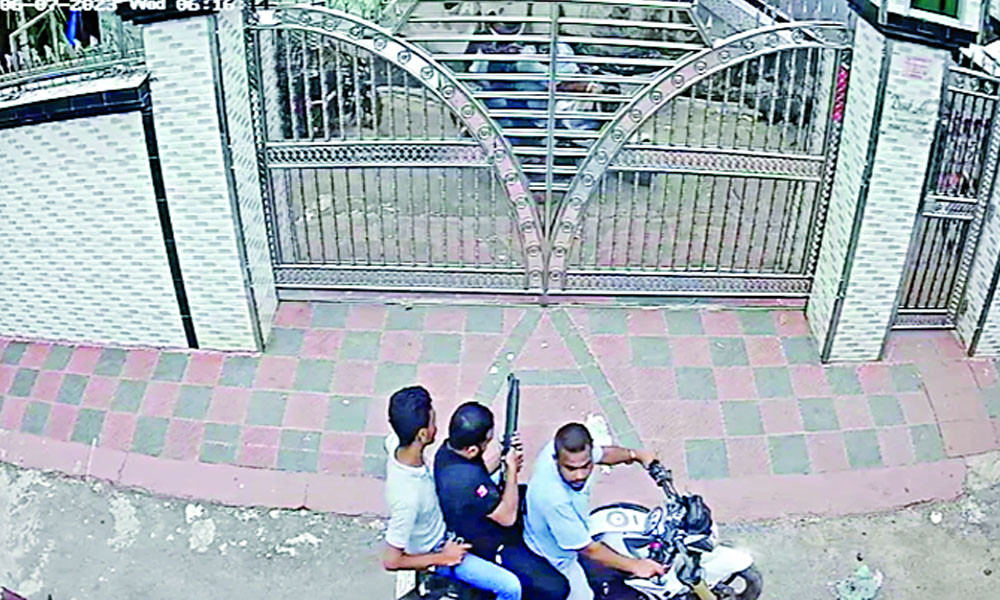 প্রতিদ্বন্দ্বী প্রার্থীর বাড়ির সামনে সশস্ত্র মহড়া