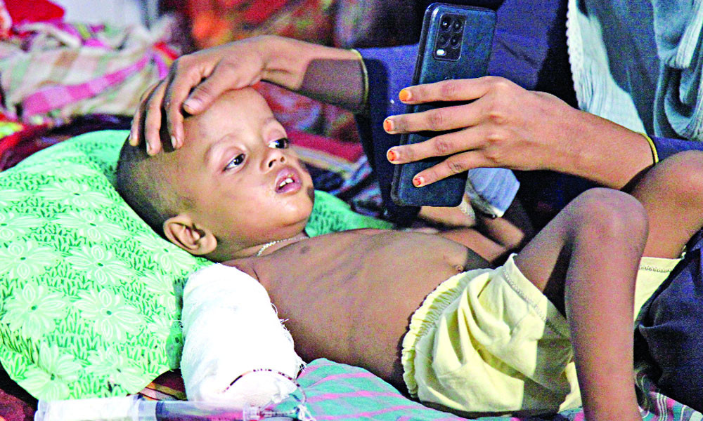 মানুষ দেখলে ভয় পায় শিশুটি