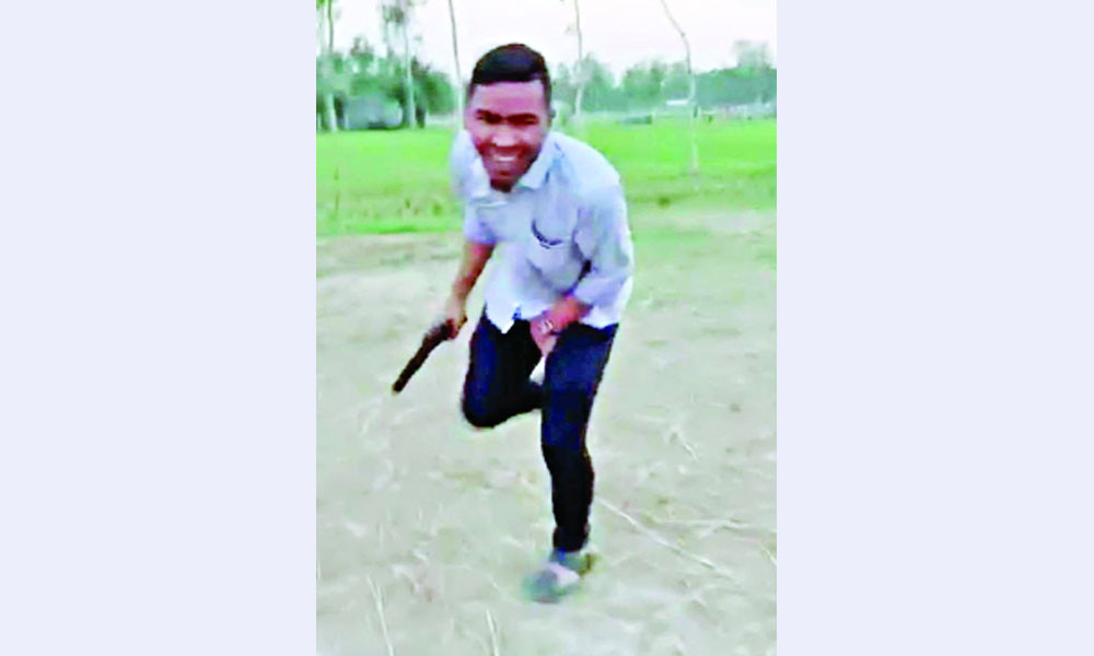 চেয়ারম্যান বাবু সাময়িক বরখাস্ত পিস্তল হাতে ছেলের ছবি ভাইরাল