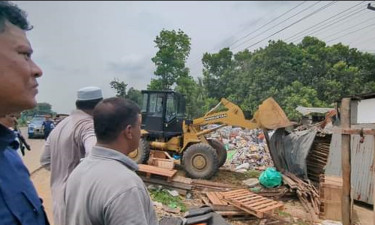 ভালুকায় মহাসড়কের ৩ শতাধিক অবৈধ স্থাপনা উচ্ছেদ