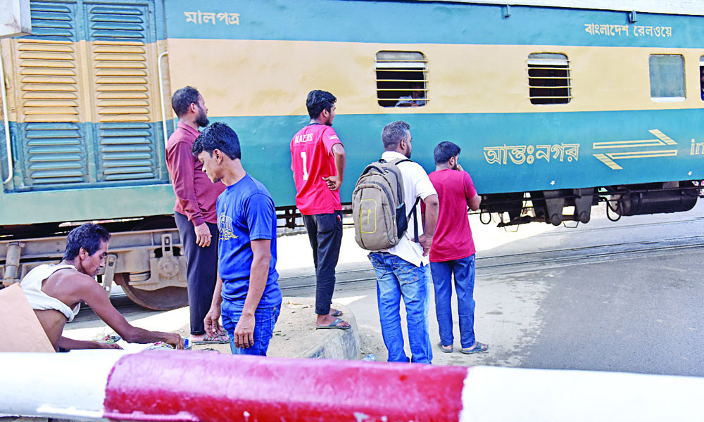 দ্রুতগতিতে ছুটছে ট্রেন, সেদিকে কারো ভ্রুক্ষেপই নেই
