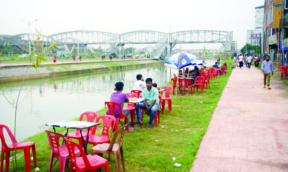 যত্রতত্র দোকান ময়লা যাচ্ছে লেকের পানিতে