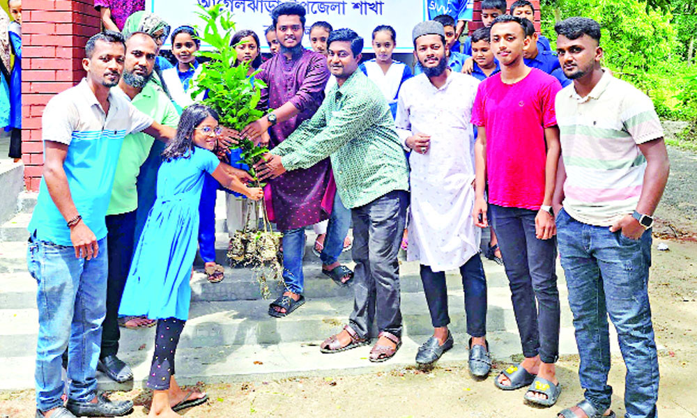 গোপালগঞ্জে শিক্ষার্থীরা পেল স্বাস্থ্য সুরক্ষা সামগ্রী