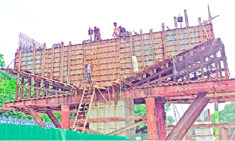 এক্সপ্রেসওয়ে নির্মিত হচ্ছে নিরাপত্তা বেষ্টনী ছাড়াই