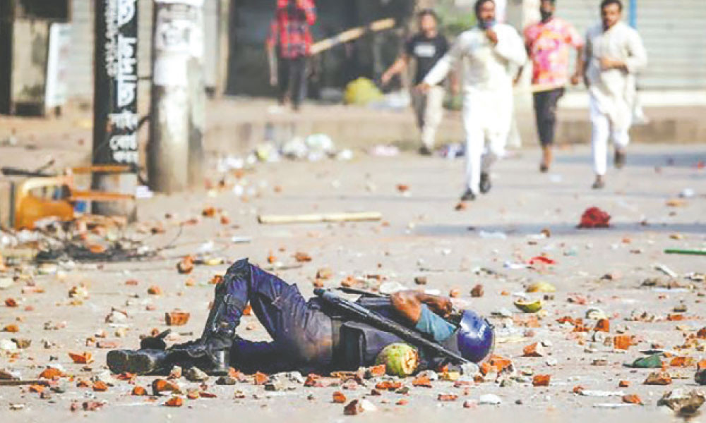 হামলা-সংঘর্ষ, পিটিয়ে পুলিশ হত্যা