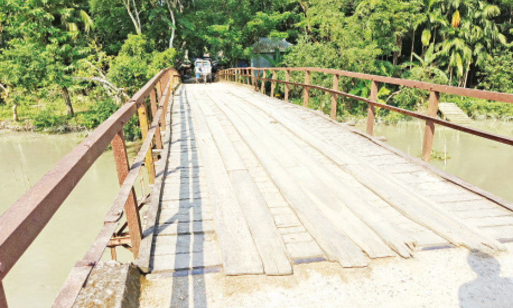 লোহার সেতুতে কাঠের পাটাতন