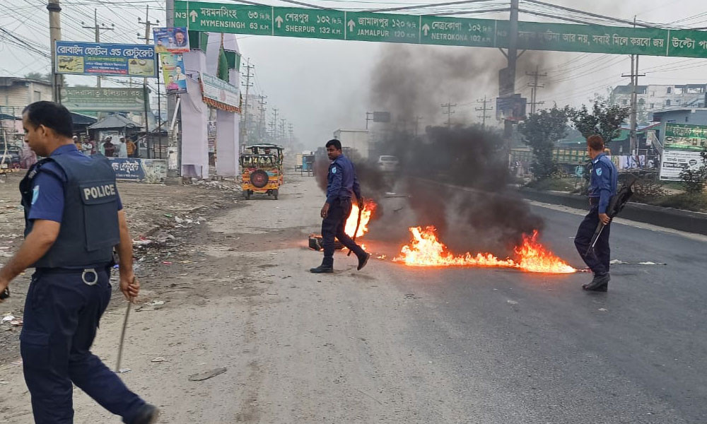 ঢাকা-ময়মনসিংহ মহাসড়কে টায়ার জ্বালিয়ে বিক্ষোভ