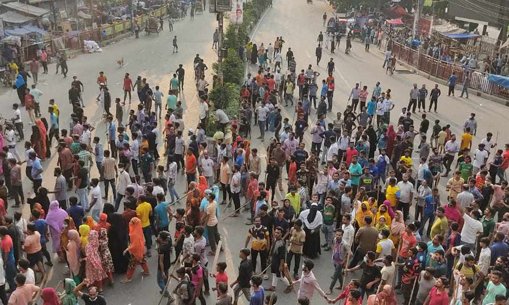 বেতন বৃদ্ধির দাবিতে গার্মেন্ট শ্রমিকদের মিরপুর ১০ অবরোধ