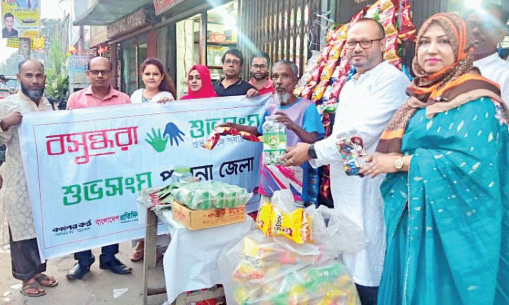 দোকানিকে মালপত্র উপহার