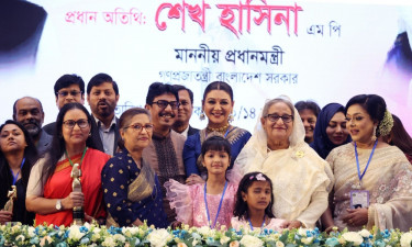 যাদের হাতে উঠল পুরস্কার