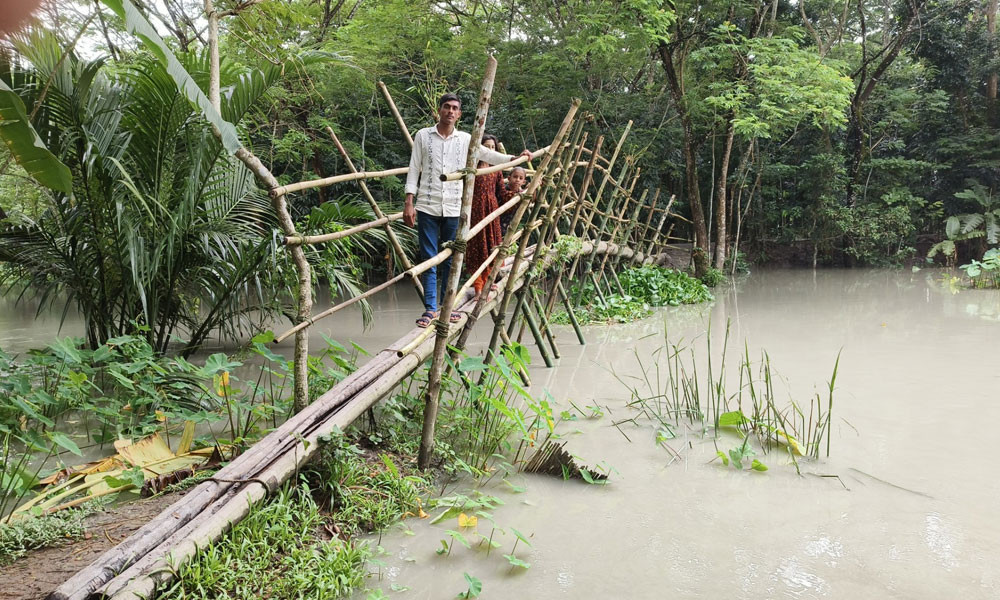 ৬ গ্রামবাসীর পারাপারের একমাত্র ভরসা ২ বাঁশের সাঁকো