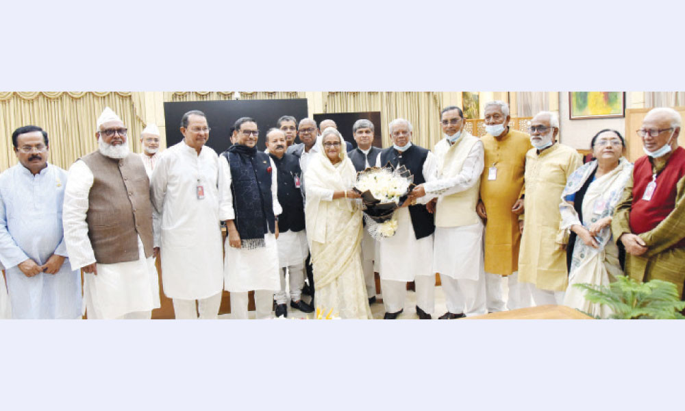 প্রধানমন্ত্রী শেখ হাসিনার হাতে ফুলের তোড়া দিয়ে শুভেচ্ছা জানান ১৪ দলের নেতারা