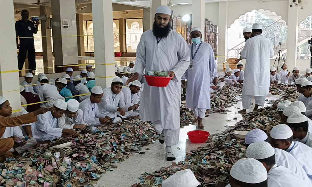 পাগলা মসজিদের দান বাক্সের টাকা ৪ কোটি ছাড়িয়েছে, ভাঙতে যাচ্ছে আগের রেকর্ড