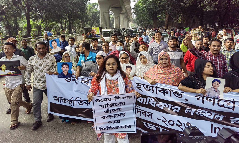 পুলিশি বাধায় শাহবাগ ছেড়ে প্রেস ক্লাবের সামনে মায়ের ডাকের সমাবেশ