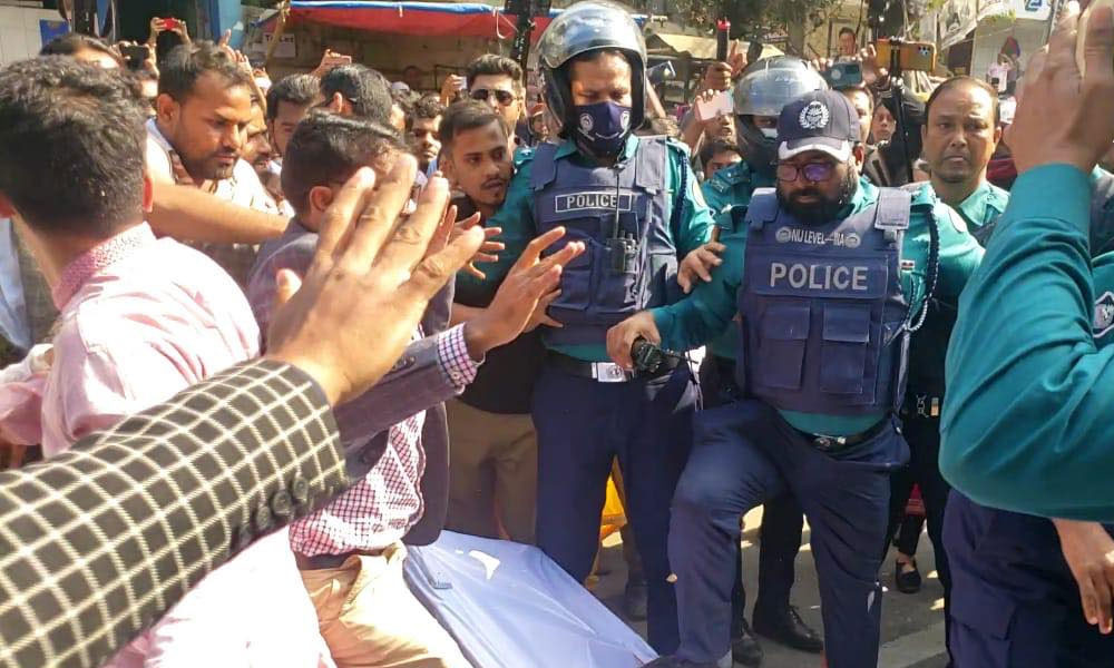 পুলিশি বাধায় গণঅধিকার পরিষদের কফিন মিছিল পণ্ড
