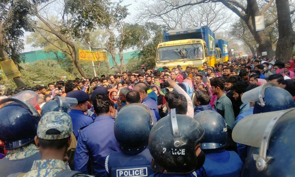 ধামরাইয়ে পোশাক শ্রমিকদের সড়ক অবরোধ, ১০ কি.মি যানজট