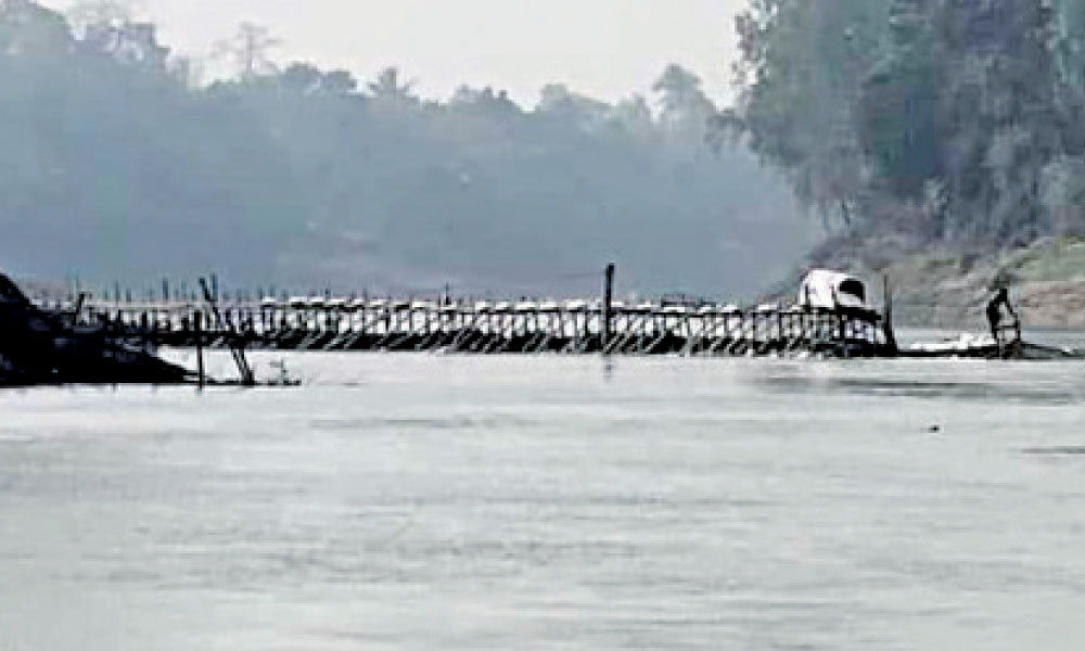 বাঁধ দিয়ে মাছ ধরায় জলাবদ্ধতা