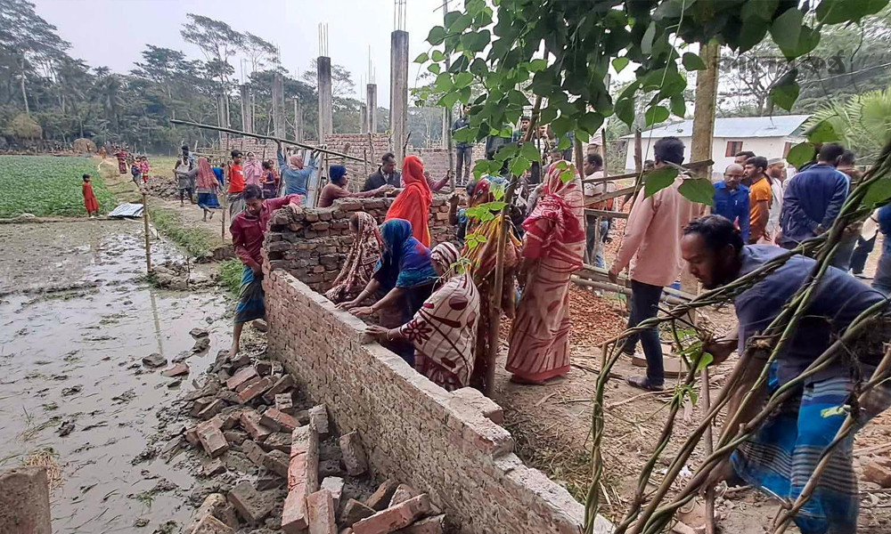 অবশেষে ভাঙা হলো রাস্তার মাঝের দেয়াল, এক মাস পর মুক্ত ১৩ পরিবার