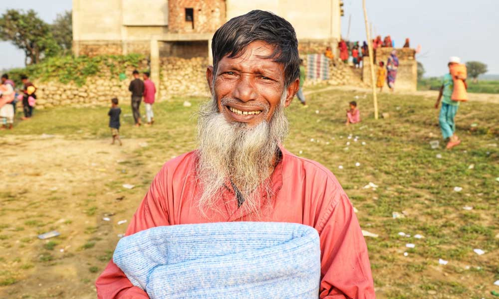 টাঙ্গুয়ার হাওরের দুর্গম এলাকায় বসুন্ধরা গ্রুপের কম্বল বিতরণ