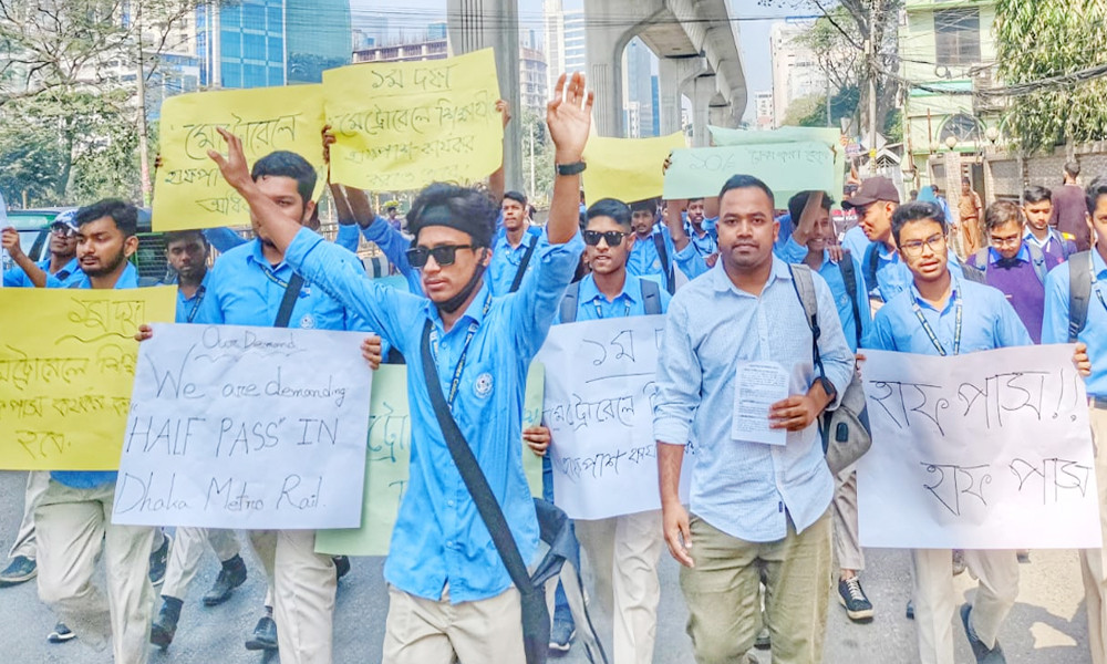 মেট্রো রেলে হাফ পাসসহ সর্বনিম্ন ভাড়া ১০ টাকার করার দাবি শিক্ষার্থীদের