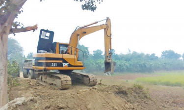 হাইকোর্টের আদেশে নবগঙ্গার অবৈধ বাঁধ অপসারণ শুরু