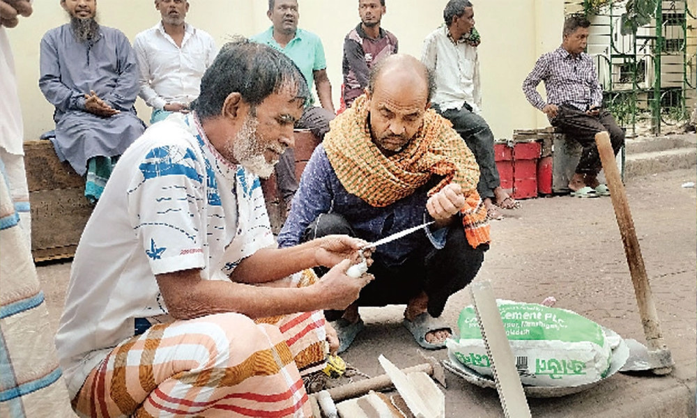 মজুরি বাড়লেও ভাগ্য ফেরেনি তাঁদের