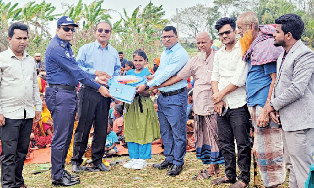 পোশাক ও শিক্ষাসামগ্রী পেয়ে খুশি স্কুলের শিক্ষার্থীরা