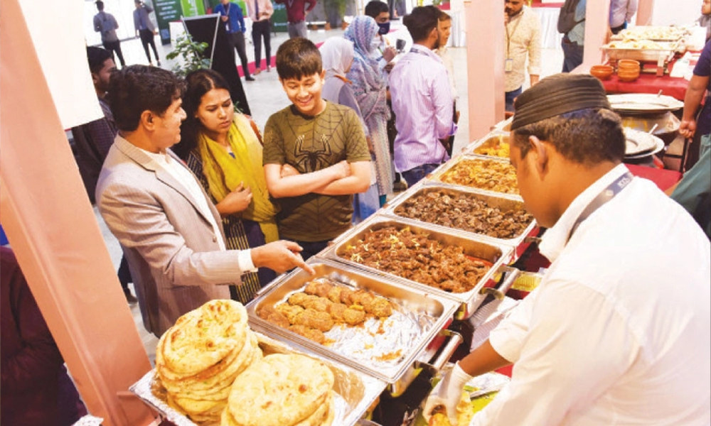 ইফতারি বাজার : আইসিসিবিতে পুরান ঢাকার স্বাদ