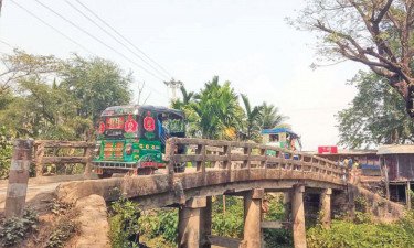 জরাজীর্ণ সেতুতে ঝুঁকি নিয়ে চলাচল