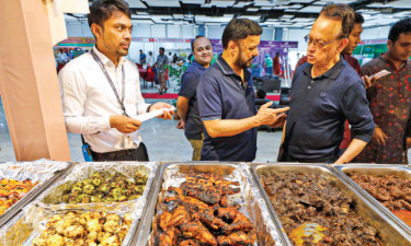 স্বাচ্ছন্দ্যে ঐতিহ্যবাহী ইফতারি কেনার ভরসাস্থল