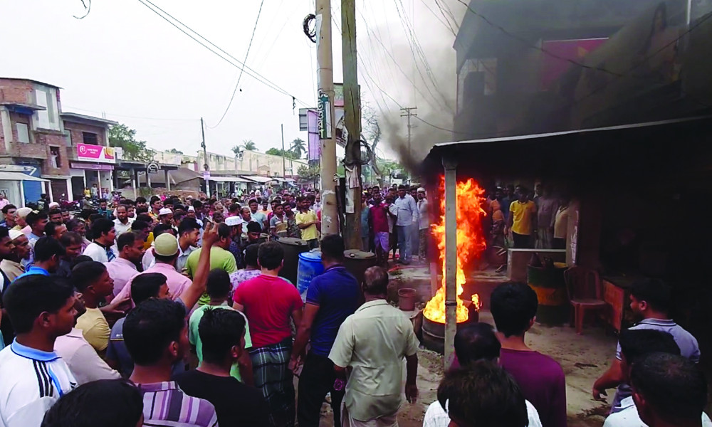 পাবনায় আগুনে পুড়ল তেলের দোকান, একজন দগ্ধ