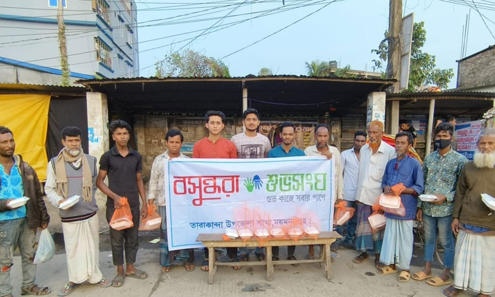 পথচারী ও চালকদের মাঝে বসুন্ধরা শুভসংঘের ইফতার বিতরণ