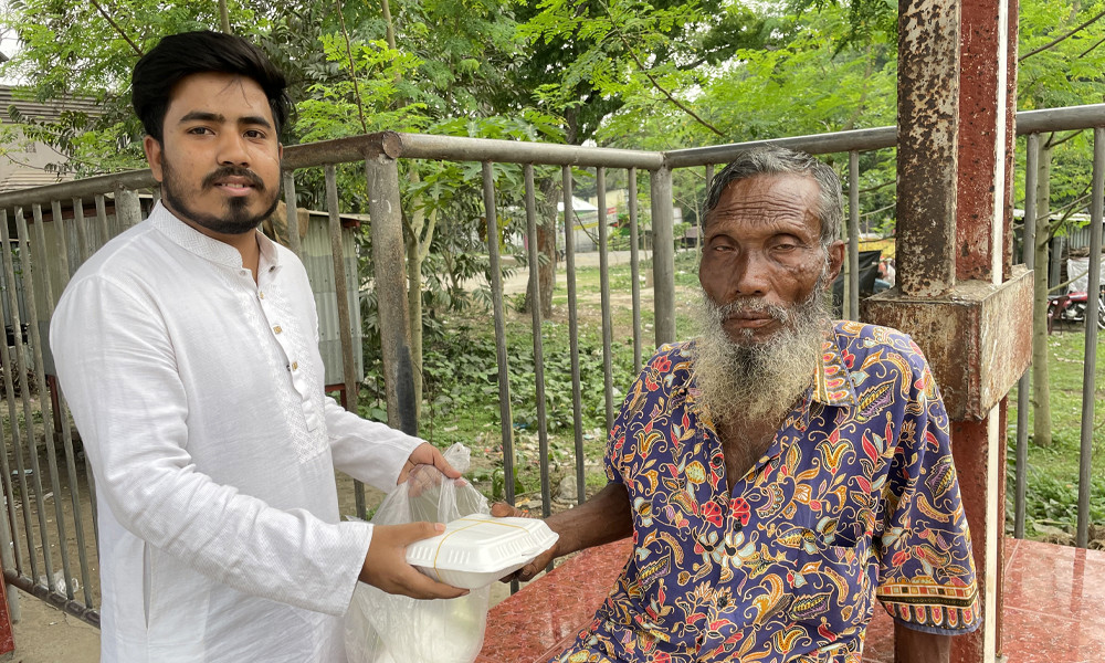 মধুখালীতে পথচারী ও ভিক্ষুকদের মাঝে শুভসংঘের ইফতার বিতরণ