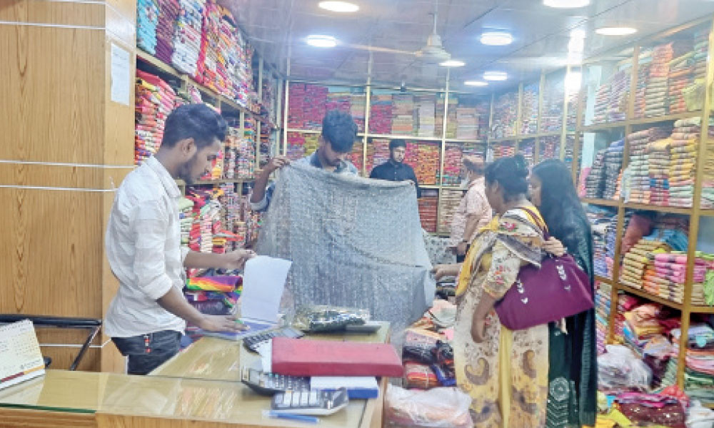 ঈদ ঘিরে জমজমাট বাটিক এলাকা