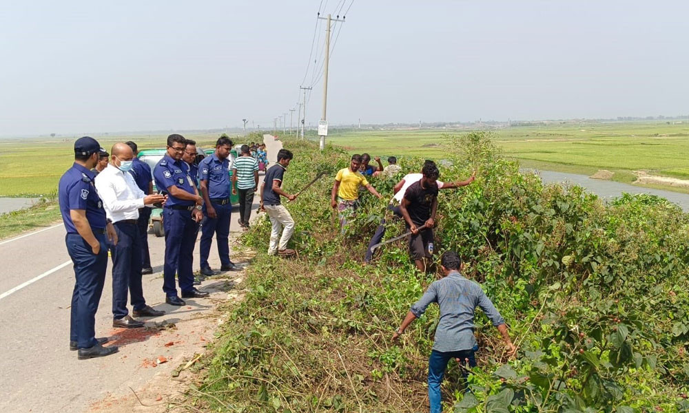 সরাইল-নাসিরনগর সড়কে ডাকাতি রোধে ঝোপ পরিষ্কার