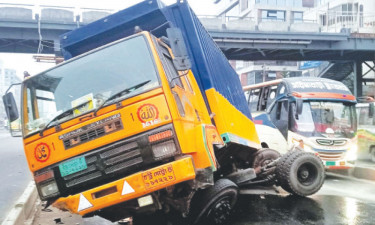 কাভার্ড ভ্যান নিয়ন্ত্রণ হারিয়ে রাস্তার পাশে উল্টে যায়