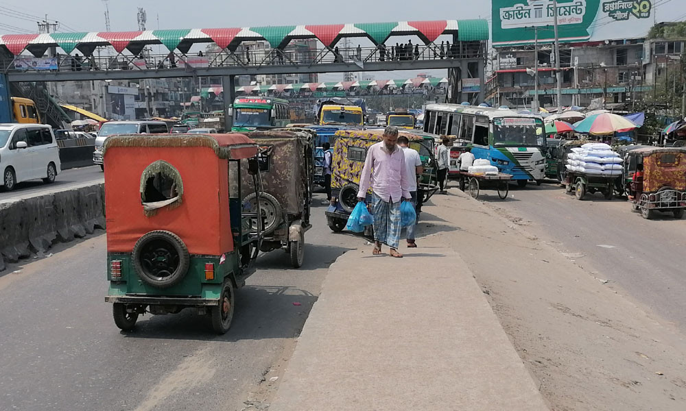 মহাসড়ক দাপিয়ে বেড়াচ্ছে তিন চাকার যান