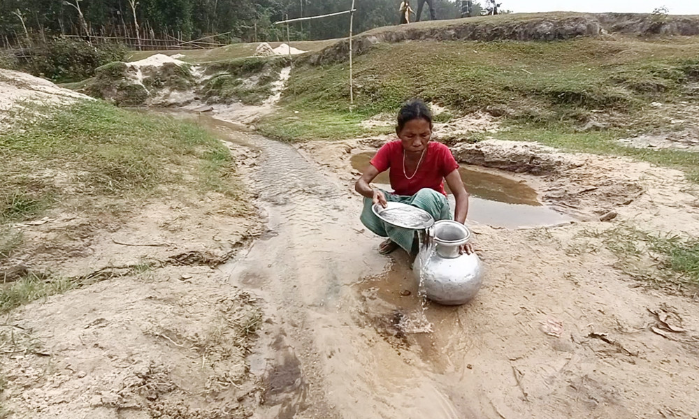 দুর্গাপুরে পাহাড়ি গ্রামে পানির কষ্টে মানুষ