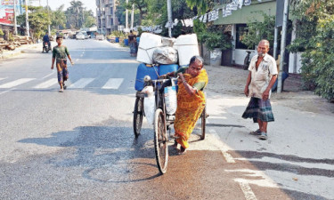 সুপেয় পানি নিয়ে দ্বারে দ্বারে আঞ্জুয়ারা