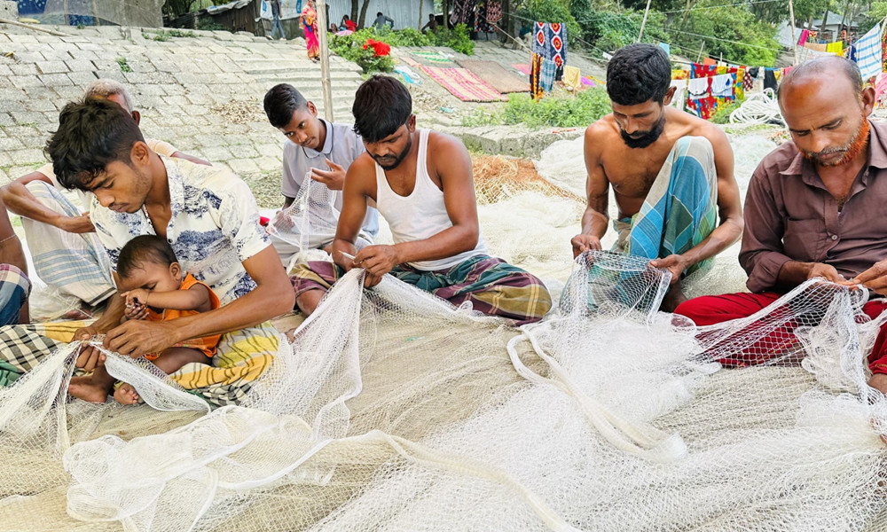 মধ্যরাতে শেষ হচ্ছে ইলিশ ধরার নিষেধাজ্ঞা, প্রস্তুত জেলেরা