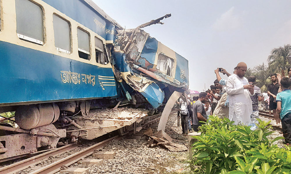 গাজীপুরে দুই ট্রেনের মুখোমুখি সংঘর্ষ চালকসহ আহত ৩