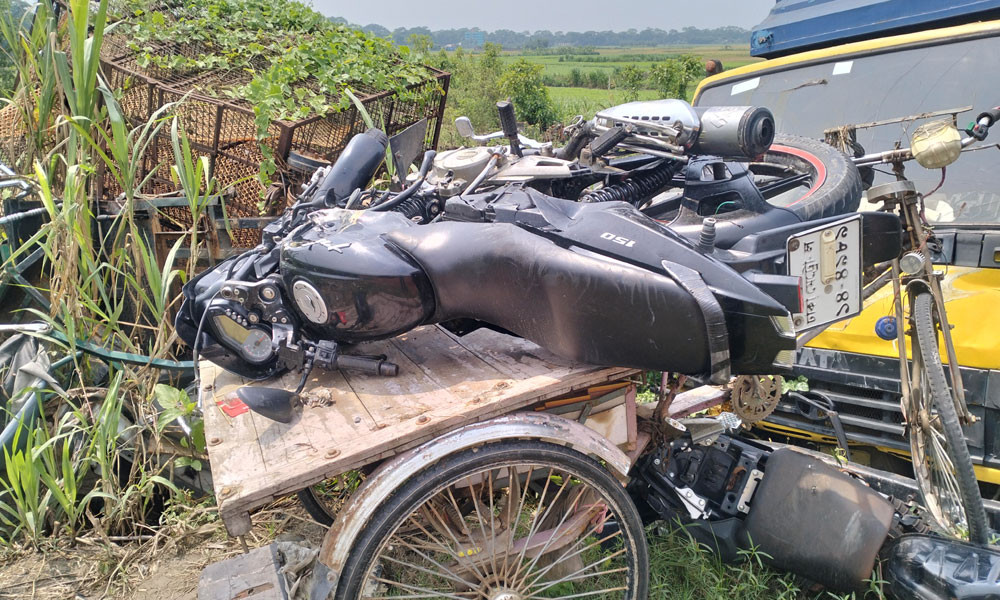 মোটরসাইকেলে ট্রাকের ধাক্কা, বাবা-ছেলেসহ প্রাণ গেল ৩ জনের